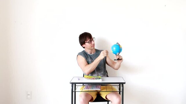 homem estudante olhando para globo terrestre mapa mundi 