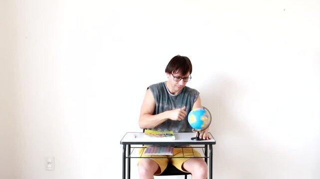 homem estudante olhando para globo terrestre mapa mundi 