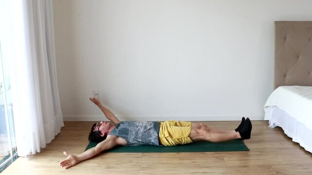 homem faz exercicio no ch&atilde;o 