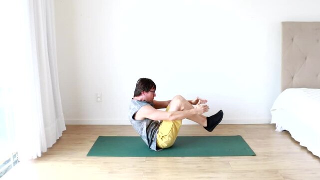 homem fazendo exercicios fis&iacute;cos em casa 