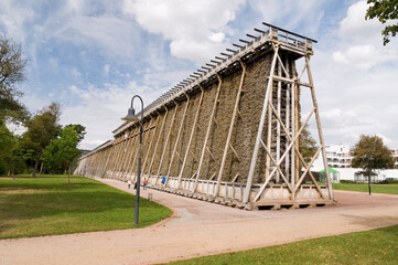 ehemaliges Gradierwerk zur Salzgewinnung, heute Nutzung zu Kurzwecken,  Bad Kösen, Sachsen-Anhalt, Deutschland, Europa