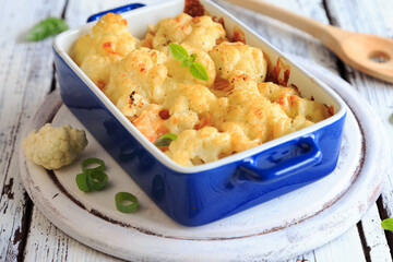 Mit Käse überbackener Blumenkohl