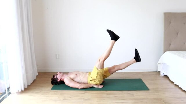 homem fazendo exercicios fis&iacute;cos para abdomen em casa 