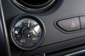 Hand indicator of the temperature in the car interior.
