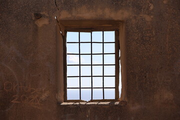 Fototapeta premium Durchblick zur Freiheit: Fenster zum Meer