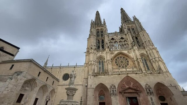 Cena inferior com movimento da Catedral de Burgos na Espanha com c&eacute;u nublado mostrando detalhes da arquitetura