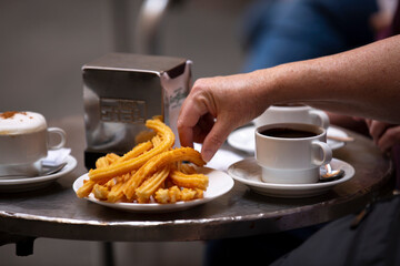 Típico desayuno en Madrid, chocolate con churros