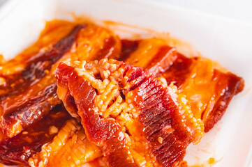 細かく筋切りされた味付け肉　