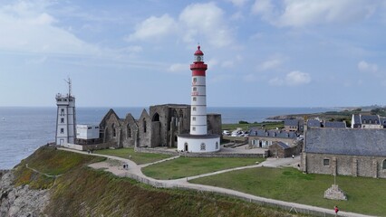 Le phare de Saint-Mathieu est situé sur la pointe Saint-Mathieu, à Plougonvelin, dans les environs de Brest, dans le Finistère.  © Brinbo