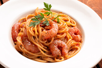 Primo piano di spaghetti con sugo di gamberi di mazara, pasta italiana, cibo mediterraneo 