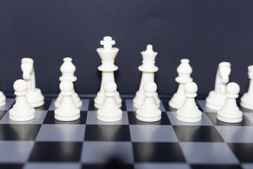 DAMAS SOBRE UN TABLERO DE AJEDREZ DE COLOR GRIS