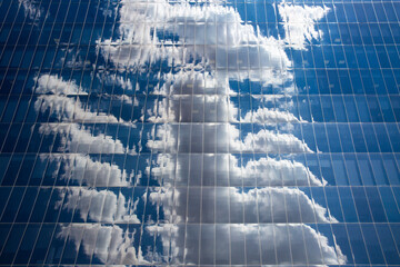 Reflejo de las nubes en la fachada de un edificio en Madrid,