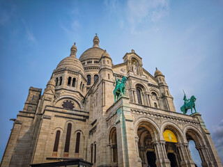 Fototapeta premium Basilique Du Sacre Coeur de Montmartre. Close up photo of Sacred heart iconic white-domed church in Paris, France
