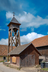 Hölzerner Glockenturm in Zintring am 