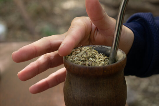 preparando un mate argentino de madera