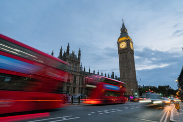 Explora la magia de Londres a través de sus calles vibrantes y llenas de vida. Desde la grandeza...
