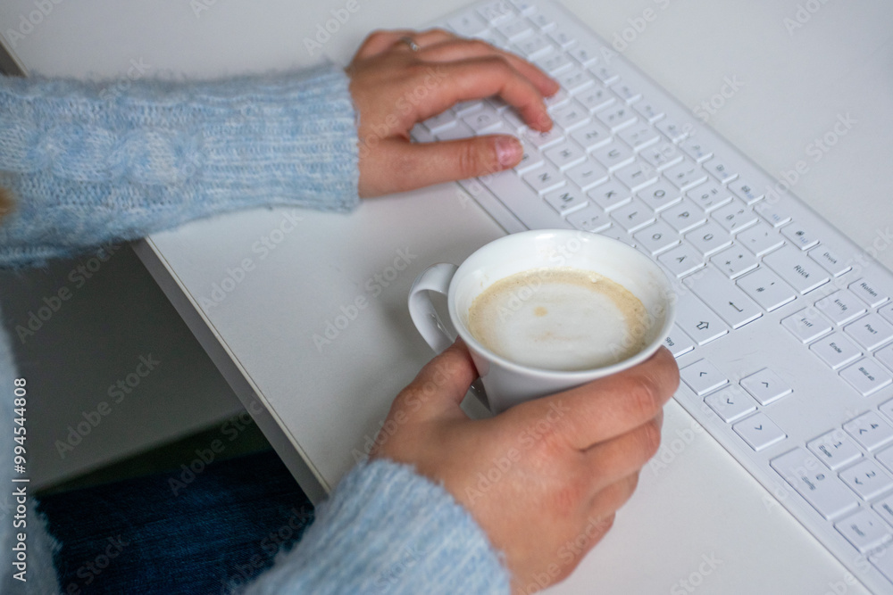 Wall mural frau mit kaffeetasse arbeitet am pc - homeoffice, büro