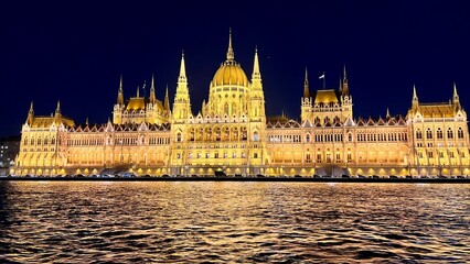 Fototapeta premium Hungarian Parliament Building illuminated at night in Budapest