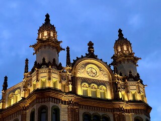 Obraz premium Illuminated historic building with clock tower in Budapest