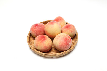 白背景の笊にのせた桃