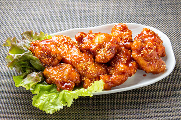 ヤンニョムチキン(韓国風フライドチキン)。
