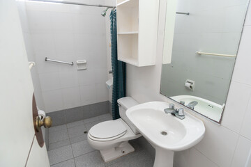 baño con fregadero e inodoro