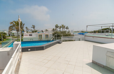 Fototapeta premium piscina en terraza de casa de playa