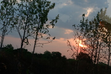 the atmosphere of the sunrise in the afternoon is beautiful