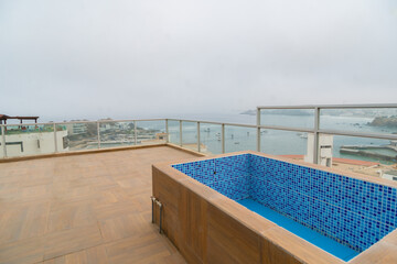 piscina en terraza con vista al mar
