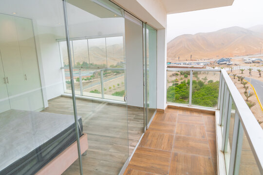 balcon con mamparas de vidrio en departamento