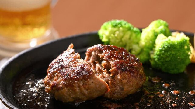 鉄板の上の熱々の焼きたてのビーフハンバーグ