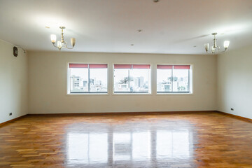 salon de departamento  con ventanas 
