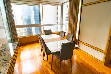 comedor de departamento con vista a edificios