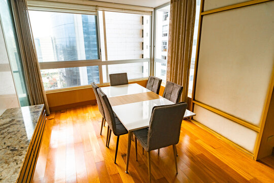 comedor de departamento con vista a edificios