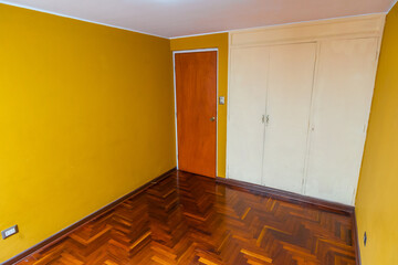 habitacion de casa con closet y piso de madera