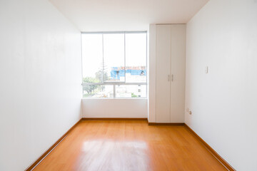 habitacion con ventana y closet