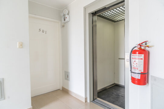 lobby entrada de edificio con ascensor