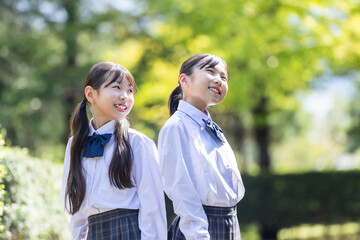 振り返って微笑む学生　Student looking back and smiling