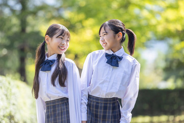 振り返って微笑む学生　Student looking back and smiling