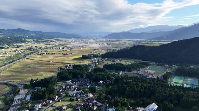 日本の新潟県の雄大な田園風景、高度150mからの4Kドローンで空撮する日本の里山