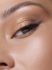 Obraz premium Detailed Close-Up of Woman s Eye Featuring Smooth Skin and Subtle Makeup