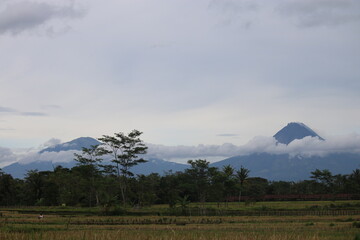Fototapeta premium A Mountain Is Seen Behind Clouds And The Mountain Is In The Background