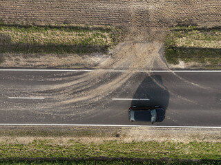 Verschmutzung einer Strasse durch Landwirtschaft