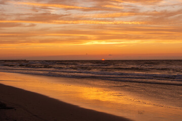 Zachód słońca na plaży w Ustce