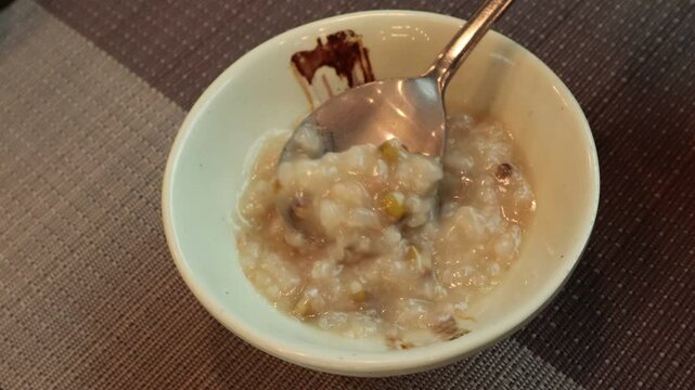 Abalone porridge is a unique Korean dish made by slicing abalone into small pieces and boiling it with mung beans and rice.전복을 잘개 썰어서 녹두와 쌀을 넣으 푹 끓이는 한국 고유의 음식인 전복죽입니다.