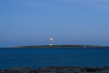 Faro en la noche, agua efecto seda