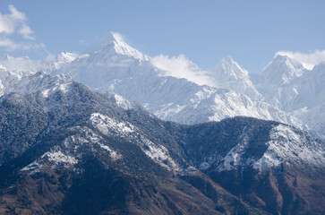 Obraz premium Himalayas mountain range, Spectacular and Mesmerizing landscape, view of the mystical land of Kumaun, near Munsiyari, Pithoragarh, Uttarakhand, India. Background, cover, copy space, soft focus
