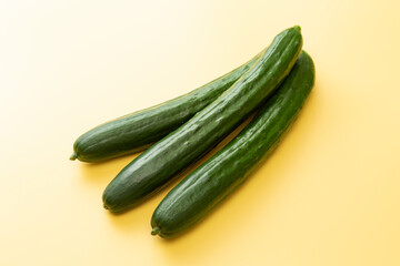 黄色背景にきゅうり