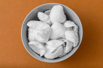 Izolowane prażynki ziemniaczane w misce, widok z góry 