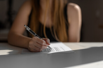 Kobieta w spektrum autyzmu wypełnia test osobowości